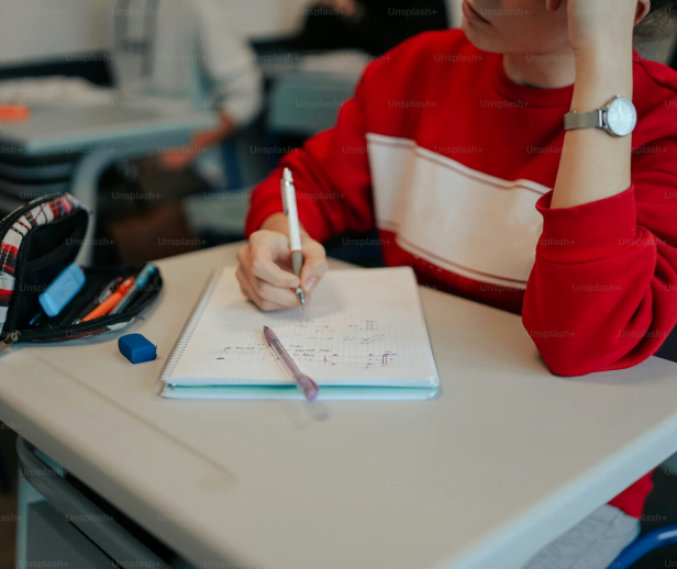 Un enfant en classe en train de suivre un cours collectif.