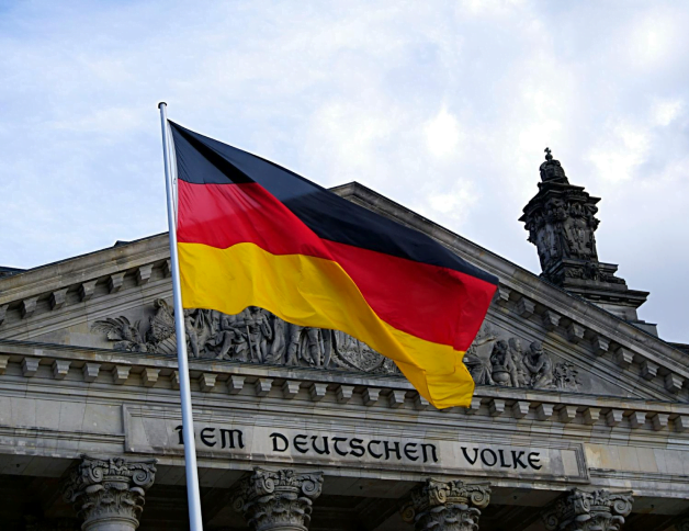 Une photo de berlin avec le drapeau allemand