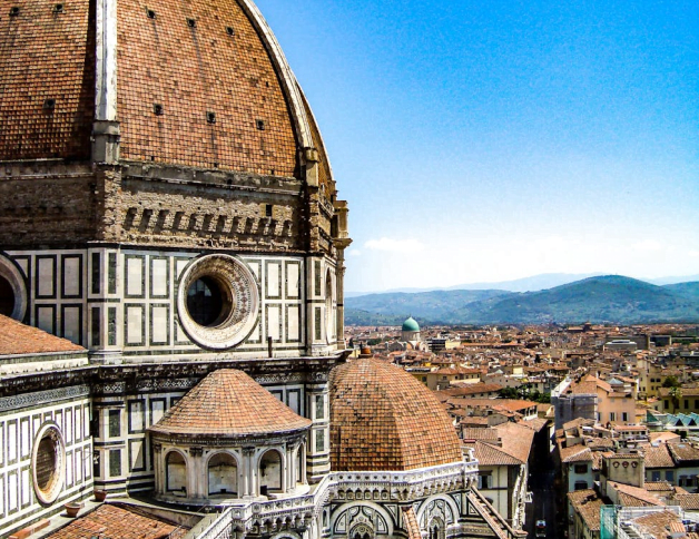 Une photo aérienne d'une ville en italie