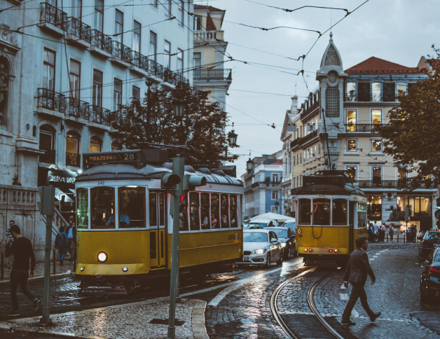 Une photo des tramway jaune au portugal